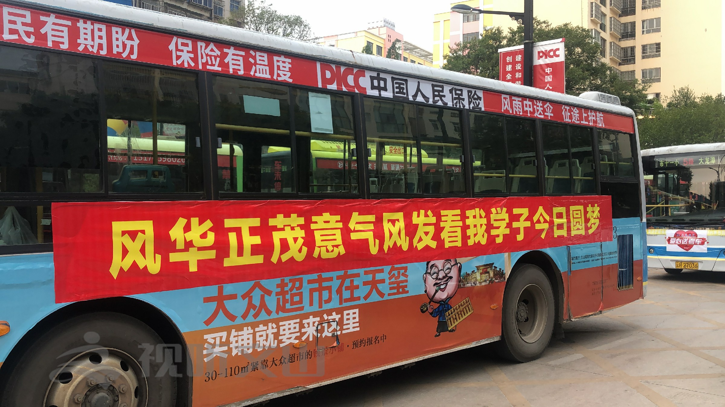 高考日文山城396辆爱心送考车助力高考