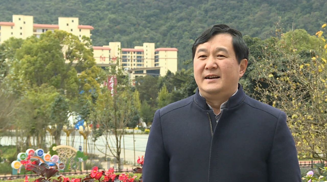 西畴县人民政府副县长 李万忠:"应该说,过去西畴群众脱贫最大的障碍是