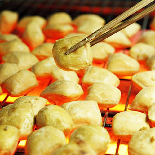 烤豆腐:烤豆腐是文山一直以来比较盛行的一种小吃,豆腐买来后先放三五