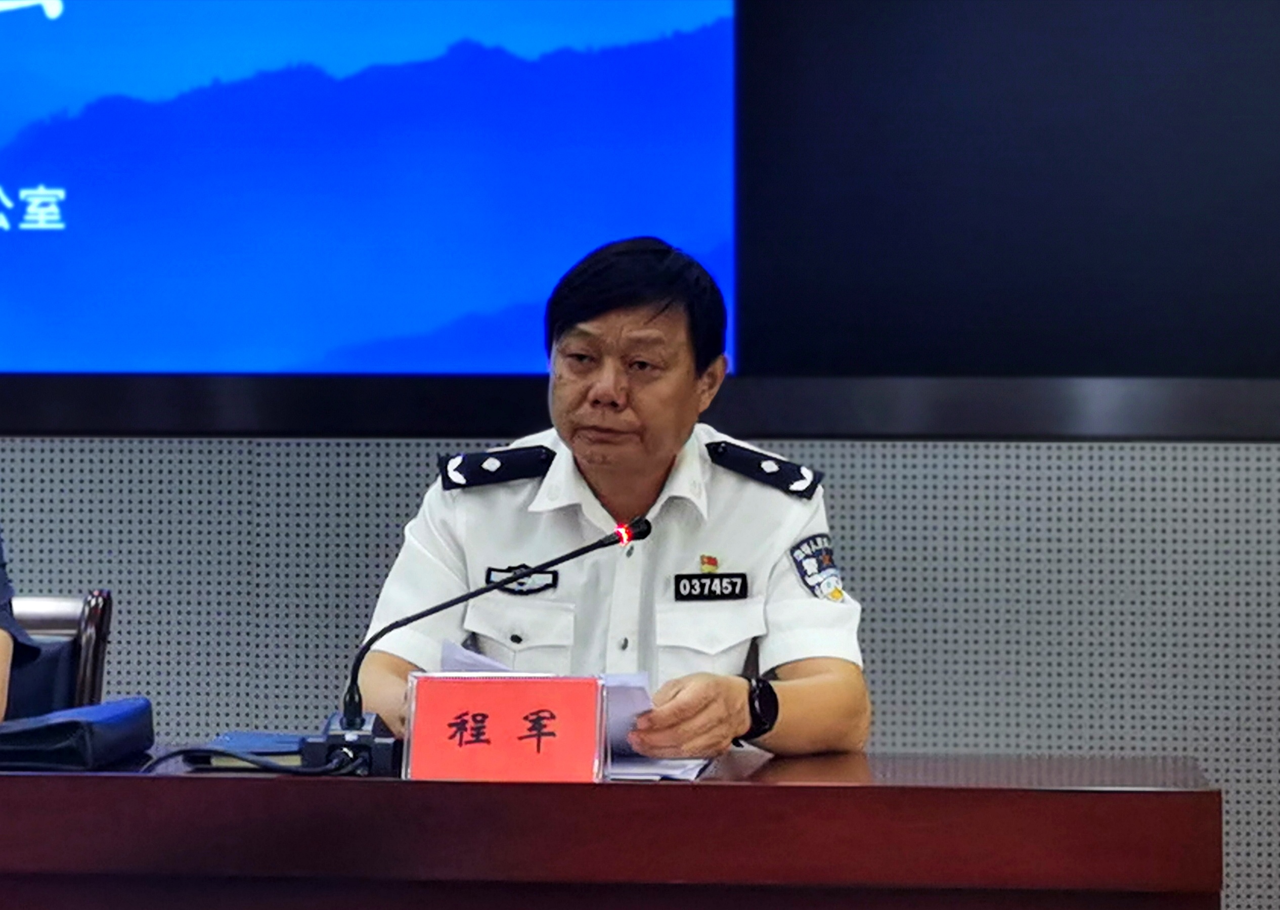 会上,文山州公安局副局长程军针对黑恶势力从线下向网上发展的情况