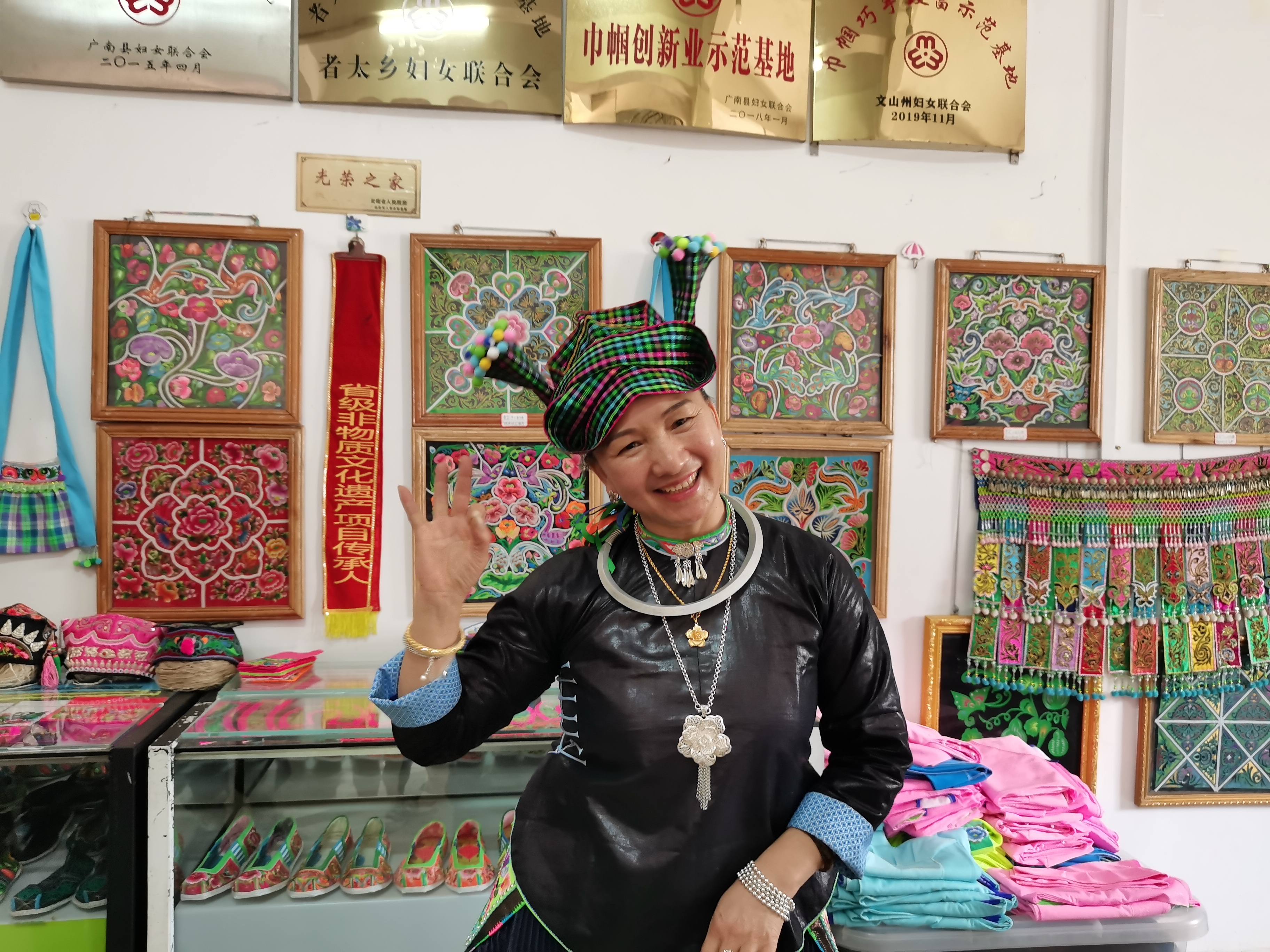 广南壮族刺绣走出国门 成为外交官礼物